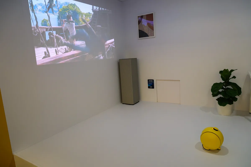 Ballie 可以根據需求,將資訊投影到地面或牆壁上,例如顯示附近景點的資訊和路線,甚至播放電影。