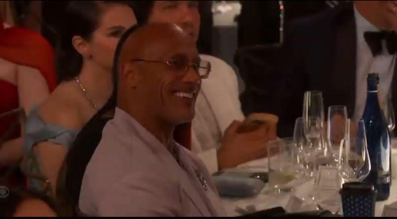 雲迪素站台時,鏡頭即影住死敵「The Rock」狄維莊遜。