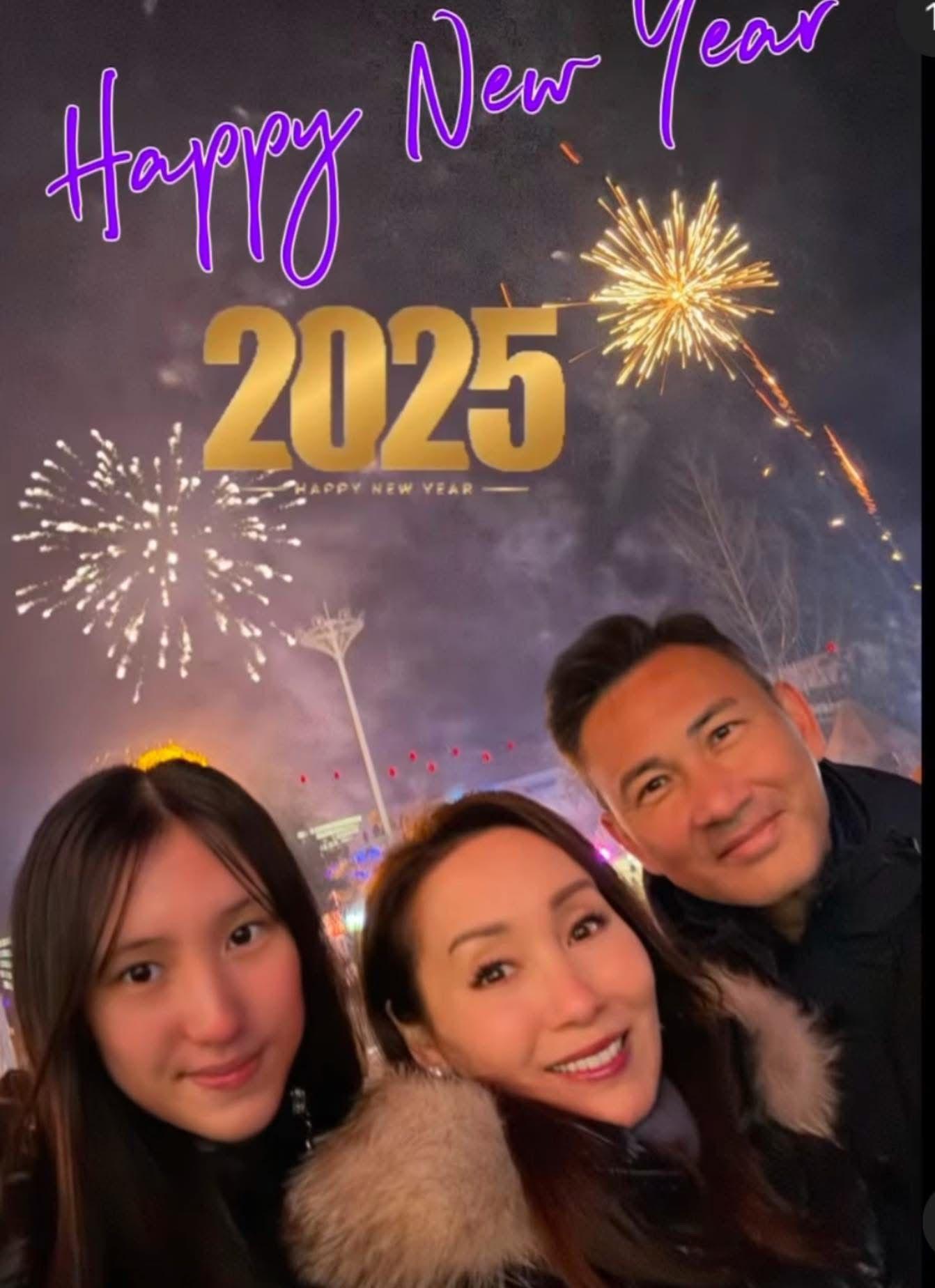 林文龍與太太郭可盈、囡囡林天若一家三口倒數慶祝。