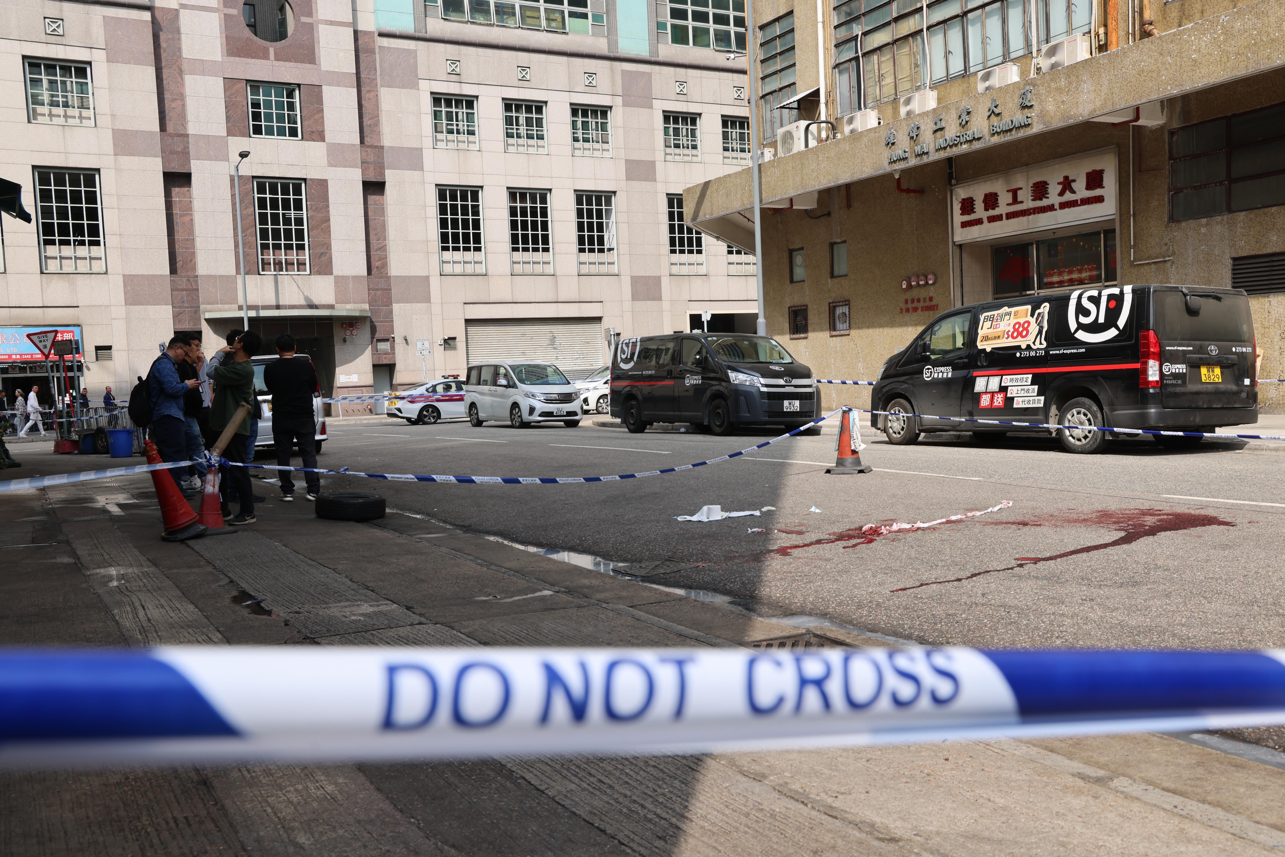 兩名男子清晨在元朗宏業西街喜業工廠大廈附近遭多人持刀襲擊,兩人受傷送院,其中一人傷重不治。