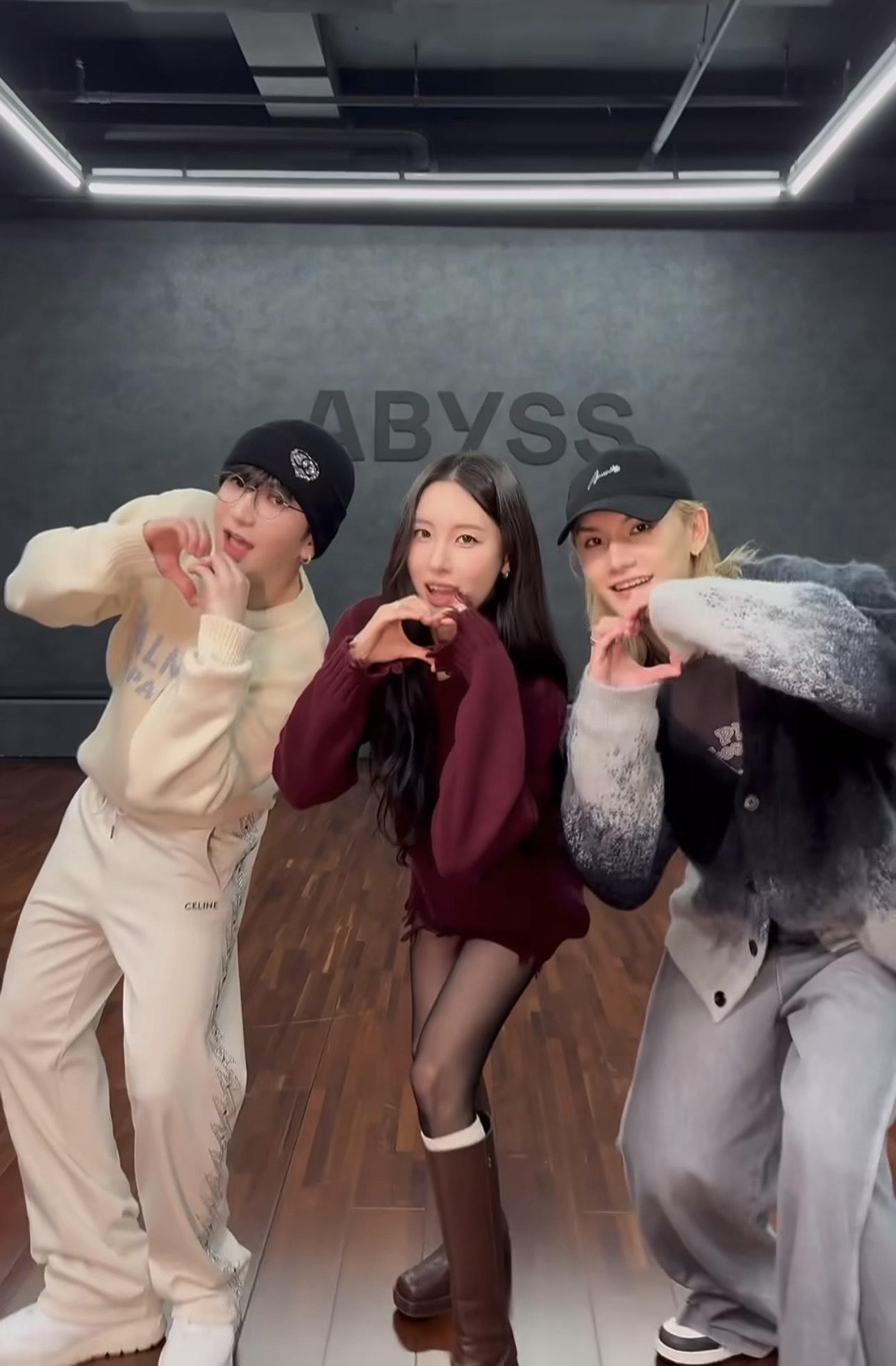 更向鏡頭派心,冧爆一眾粉絲。