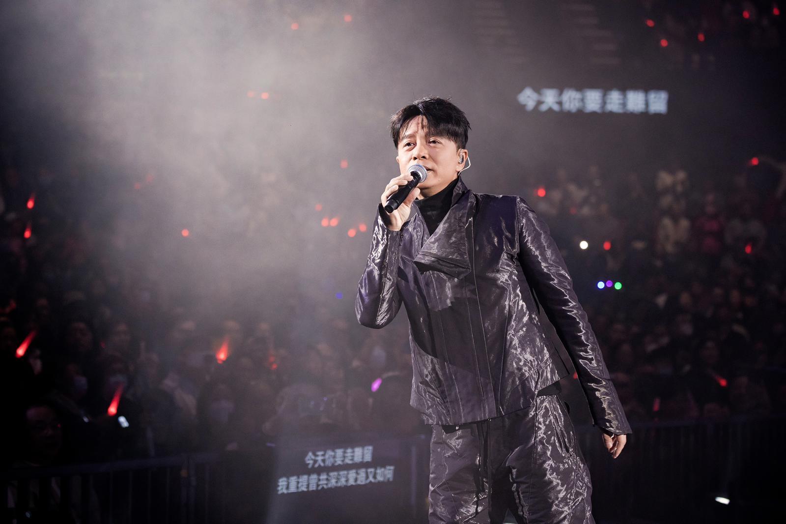 克勤獨唱慧嫻的經典名曲《去吧》。