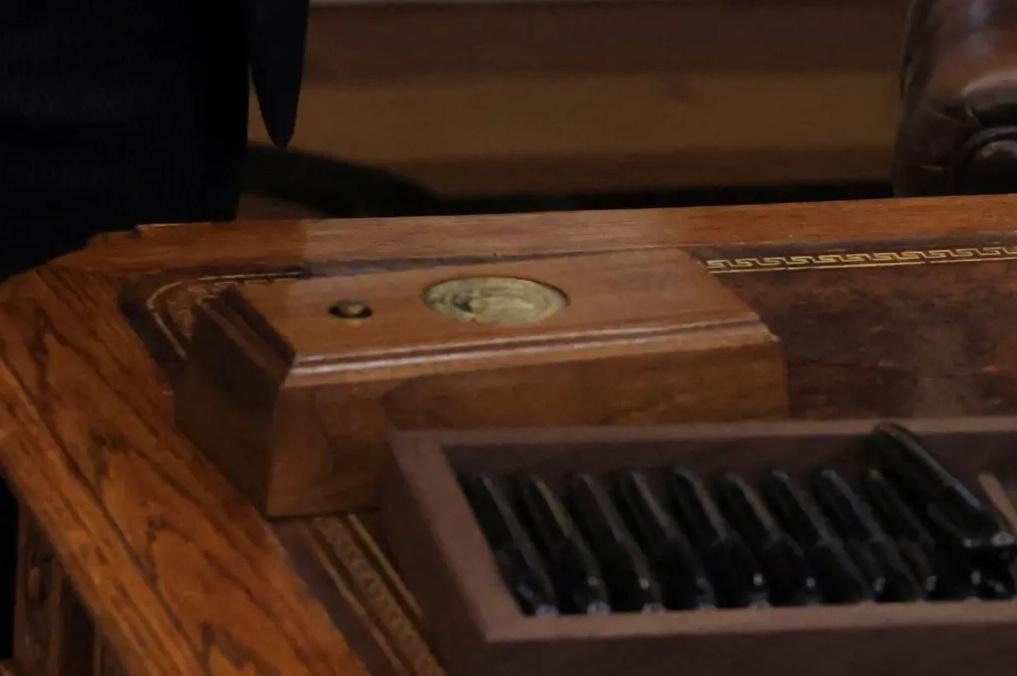 這個按鈕嵌在木盒裡,放在特朗普右手邊,是甚麼神器?(路透社)