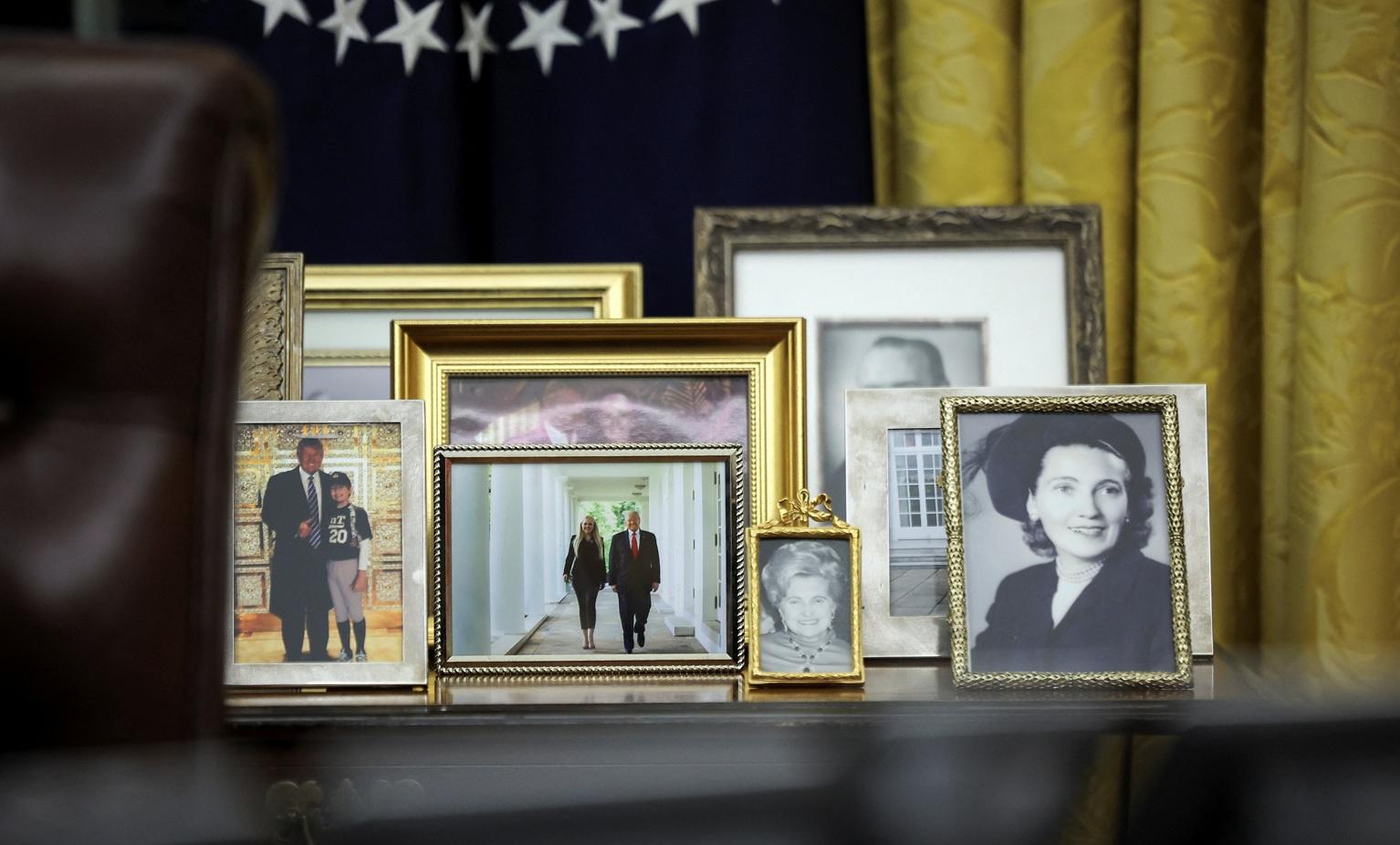 特朗普在辦公室擺放家庭照。(路透社)