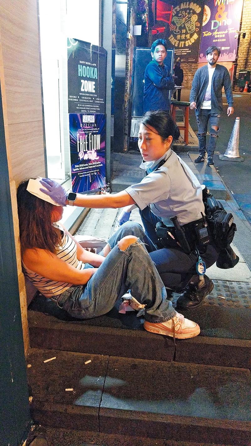 家碧於執勤時盡力協助傷者。(《警聲》)