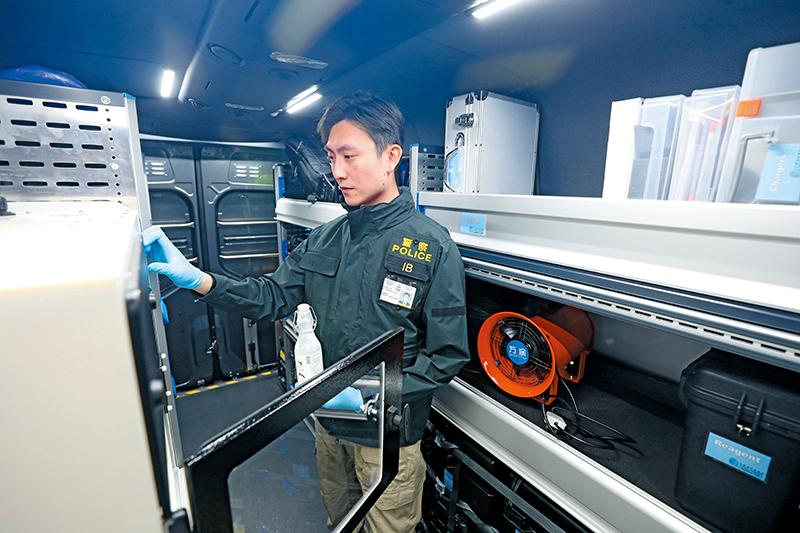 童俊凌在鑑證科發揮自己的專業知識。(《警聲》)