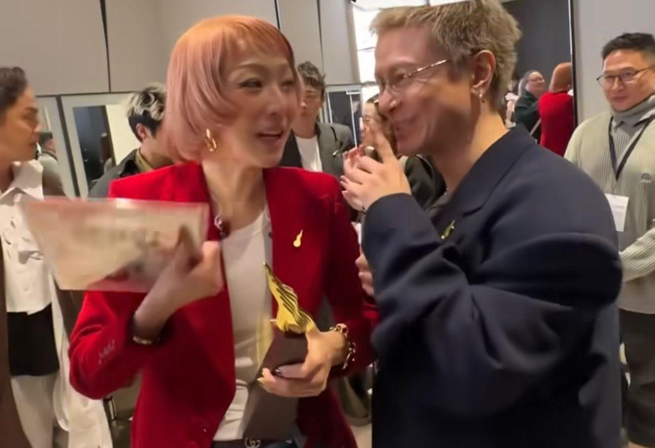 Wallace自中風病癒後首次現身。