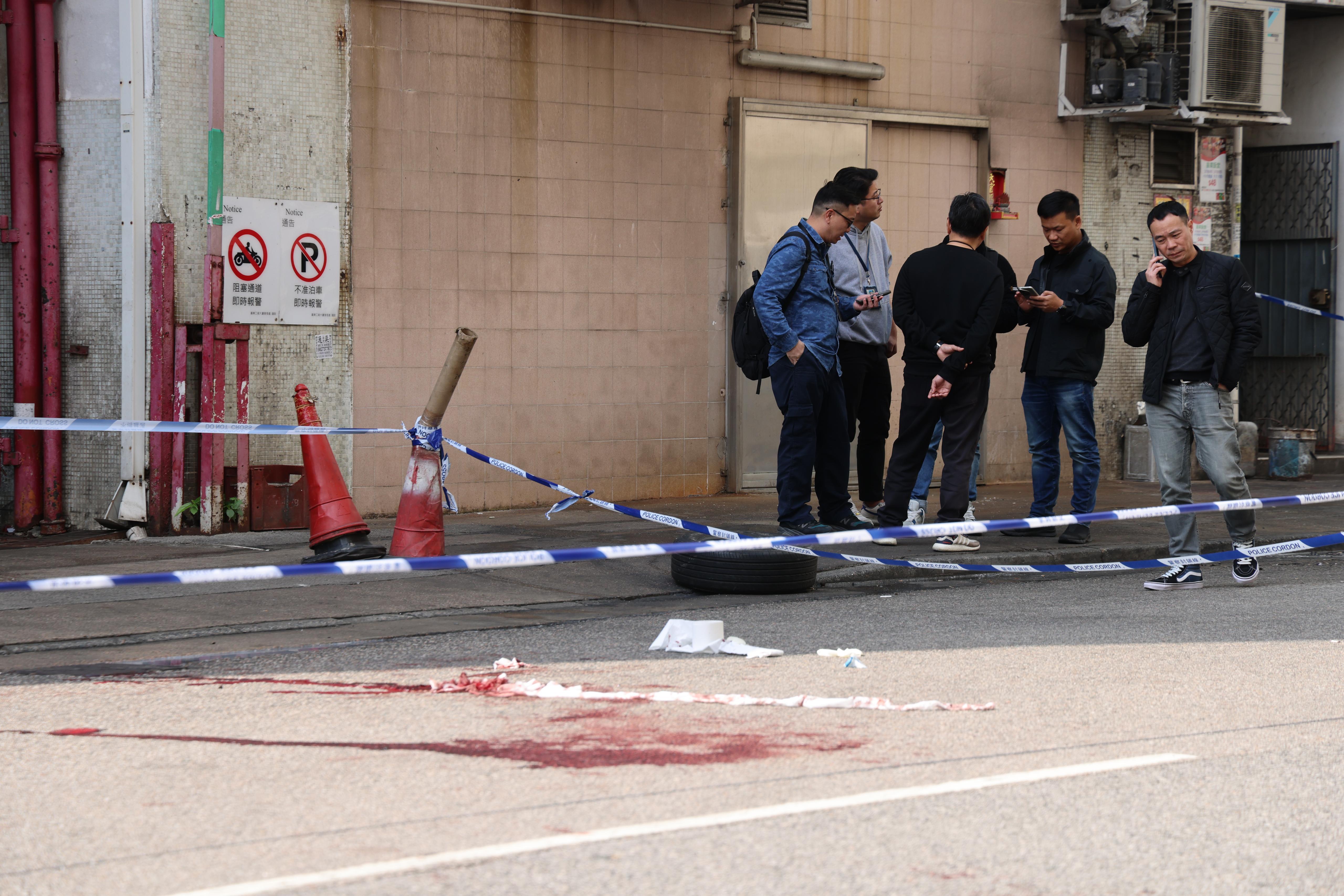 兩名男子清晨在元朗宏業西街喜業工廠大廈附近遭多人持刀襲擊,兩人受傷送院,其中一人傷重不治。