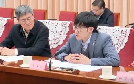 DeepSeek創始人梁文鋒(右)。圖為梁文鋒在今年1月20日國務院一個座談會上發言。(網上圖片)