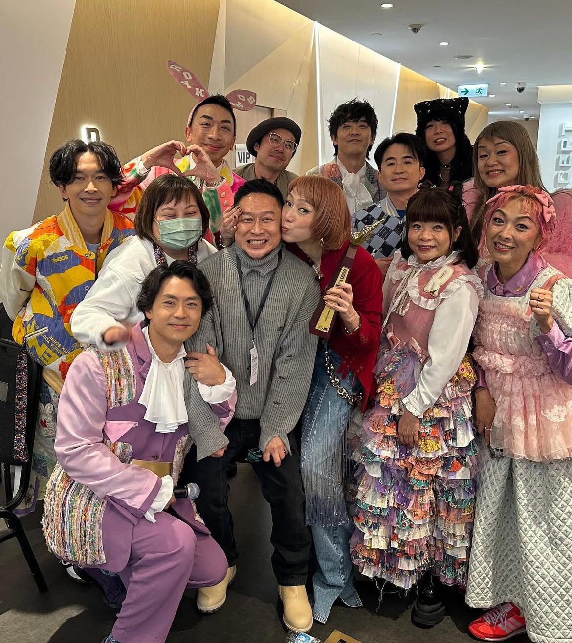 Sammi跟903的DJ們合照,更啜爆郭啟華。