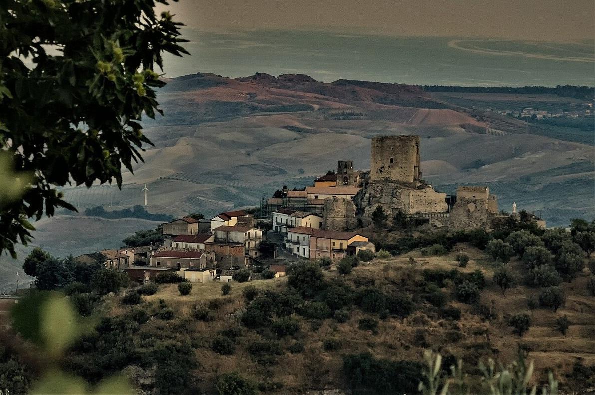 意大利南部小鎮貝爾卡斯特羅(Belcastro),最近的急症室遠在45公里以外。(互聯網)