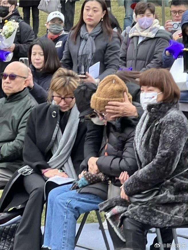 李媽媽非常傷心痛哭。