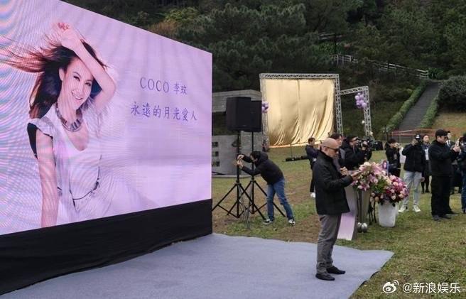 CoCo的家人與歌迷聚在台灣為雕像進行揭幕儀式。