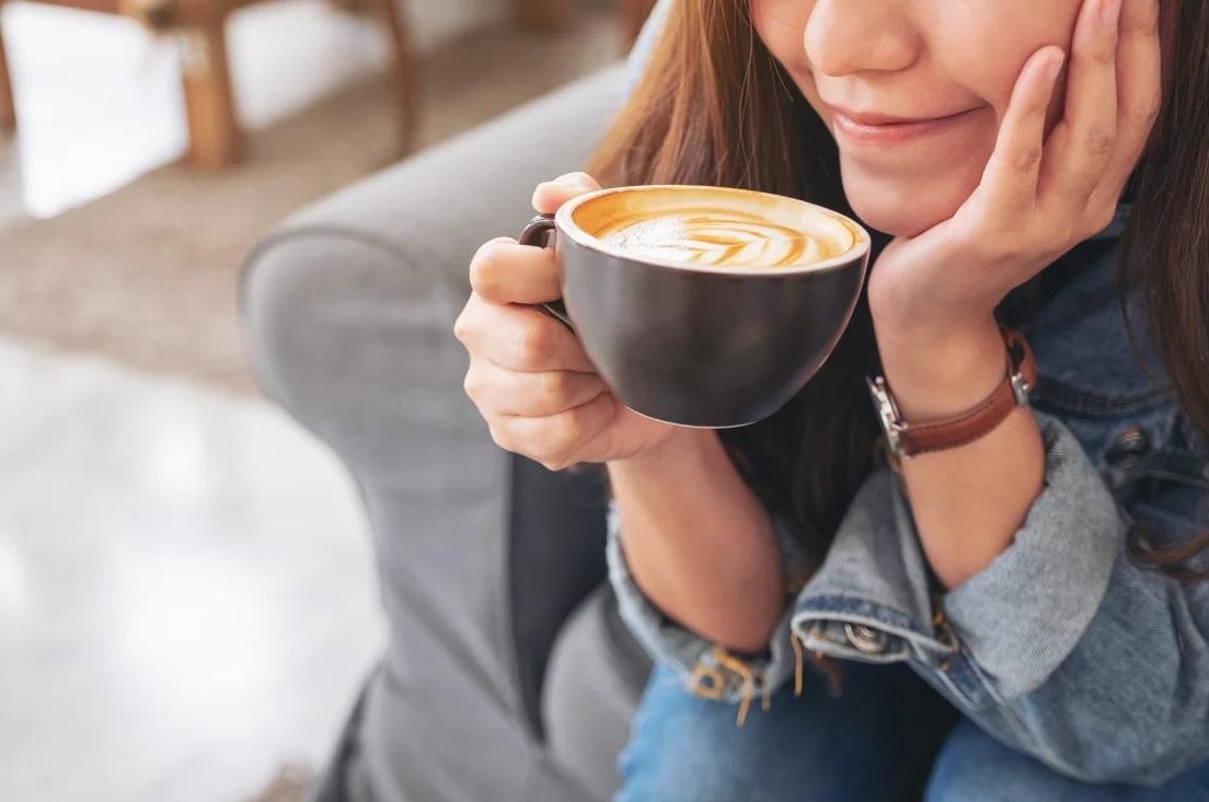 研究團隊發現,僅在早晨喝咖啡,可能比分散於早晨、下午和晚上喝,更有效抗炎。(互聯網)