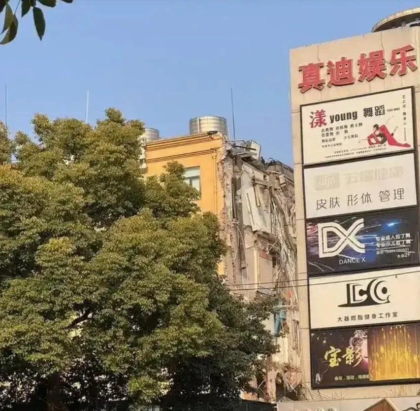 上海5層樓房疑裝修不慎崩塌。(圖/翻攝微博)