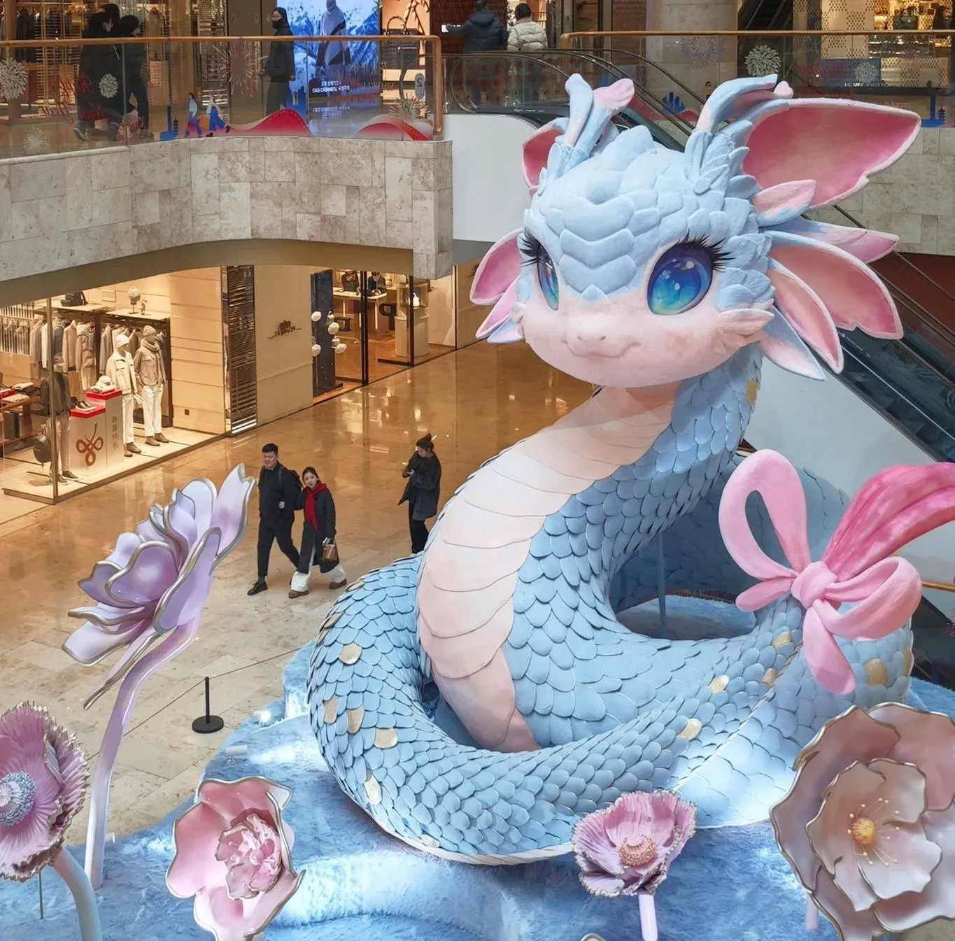 江蘇南京德基廣場「萌蛇」藝術裝置被被認為是「高顏值」。(中新社)