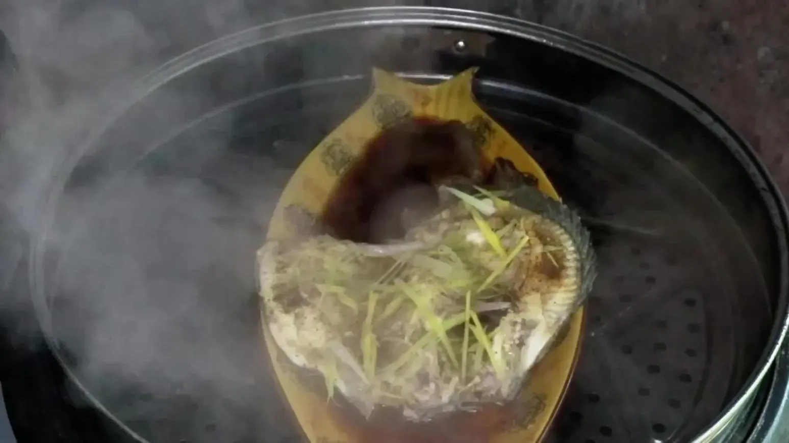 賀年菜餐桌少不了「年年有餘」,間接令不少人鯁魚骨。 (新華社)