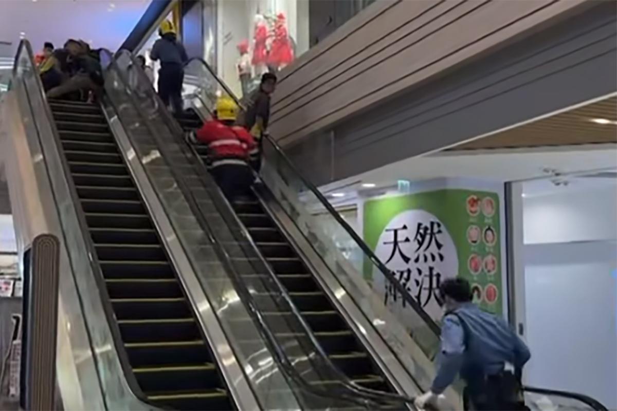 將軍澳有幼童在商場使用扶手電梯時發生意外,救援人員接報到場協助。(網民Tiger Zi Lau Fai影片截圖@FB群組「將軍澳主場」)