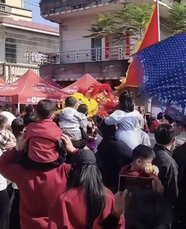 網傳畫面顯示全紅嬋回鄉過新年被包圍。(微博圖片)