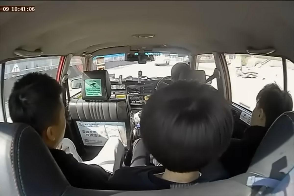 安達臣新發展區有青年搭霸王的士。(網上片段截圖)