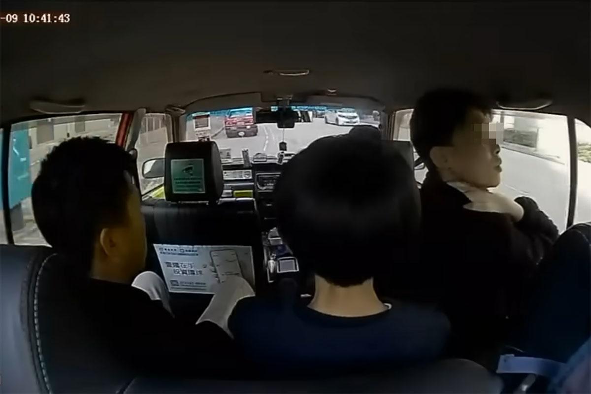 安達臣新發展區有青年搭霸王的士。(網上片段截圖)