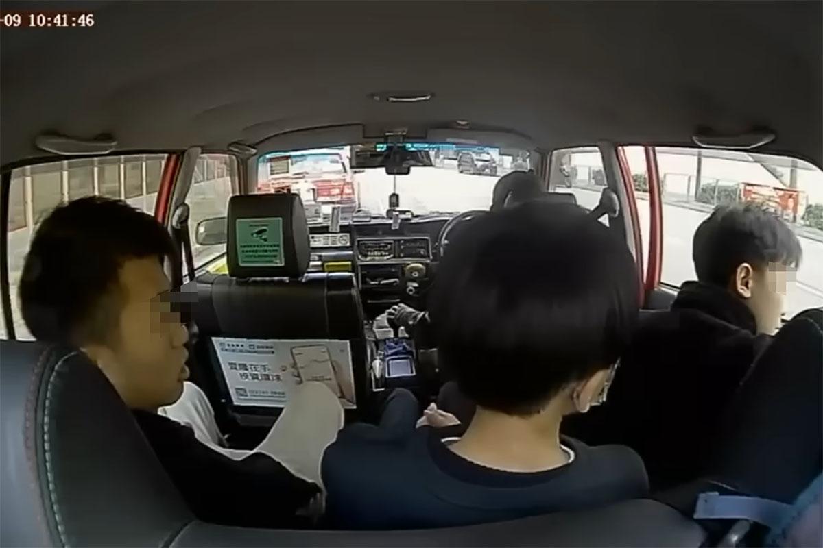 安達臣新發展區有青年搭霸王的士。(網上片段截圖)