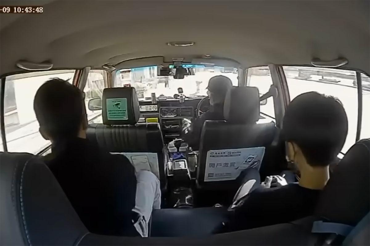 安達臣新發展區有青年搭霸王的士。(網上片段截圖)