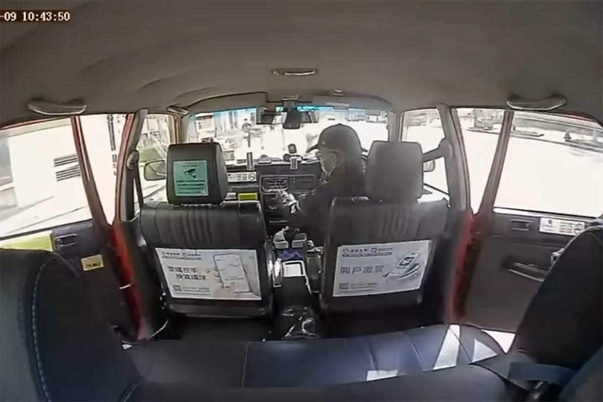 安達臣新發展區有青年搭霸王的士。(網上片段截圖)