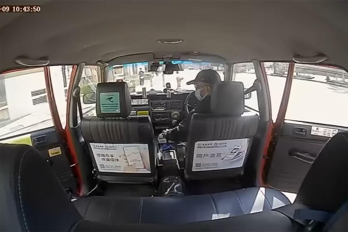 安達臣新發展區有青年搭霸王的士。(網上片段截圖)