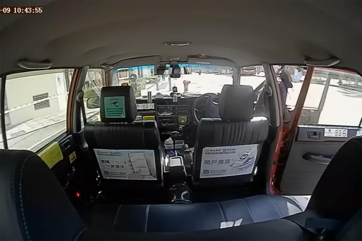 安達臣新發展區有青年搭霸王的士。(網上片段截圖)