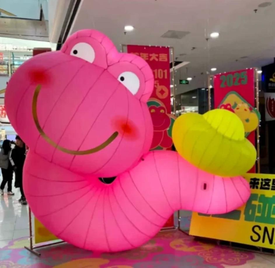 內地有不同類型的蛇年吉祥物。