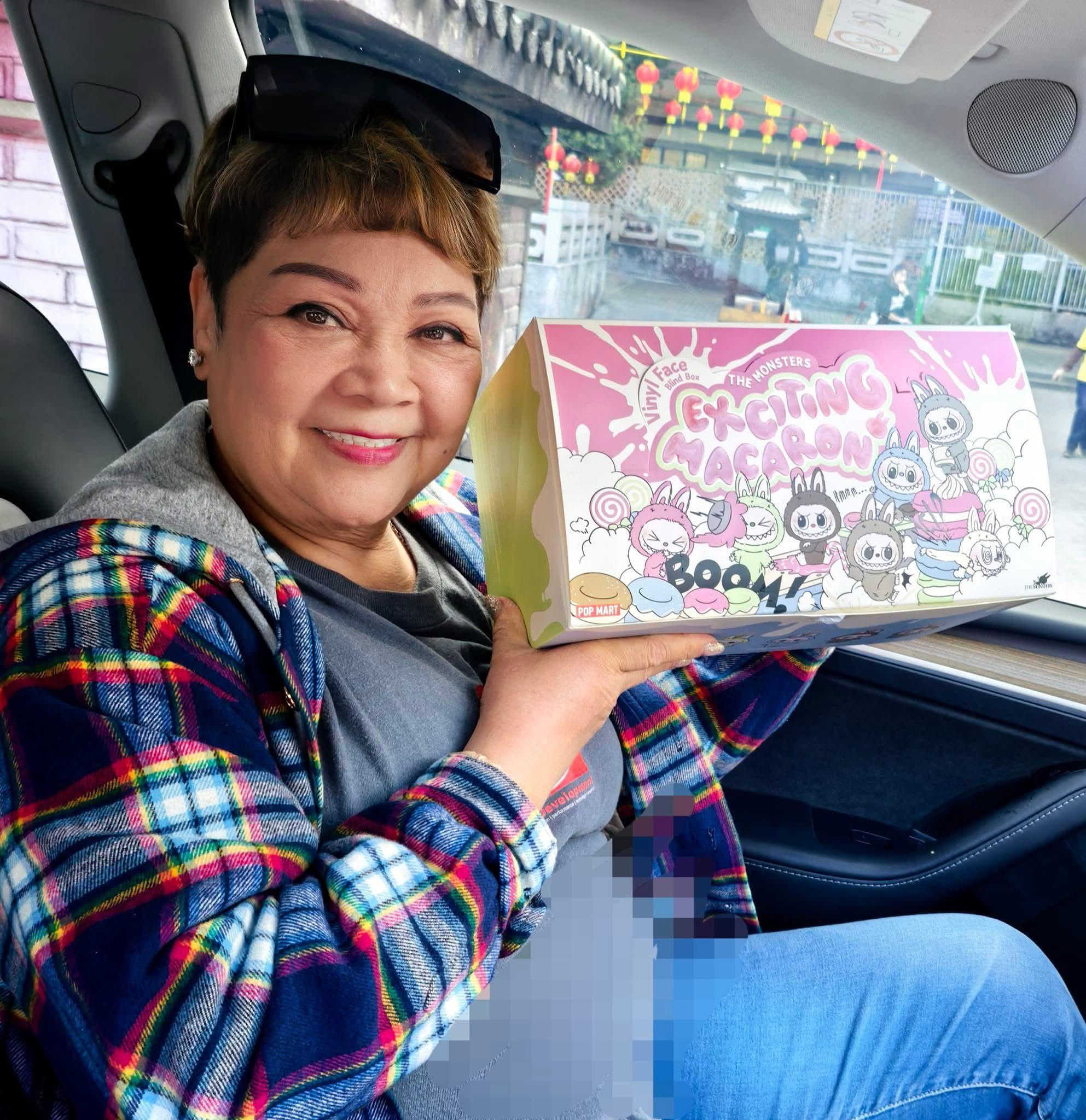 肥媽展示手上的Labubu,但卻不及其打上格仔的肚腩搶眼。