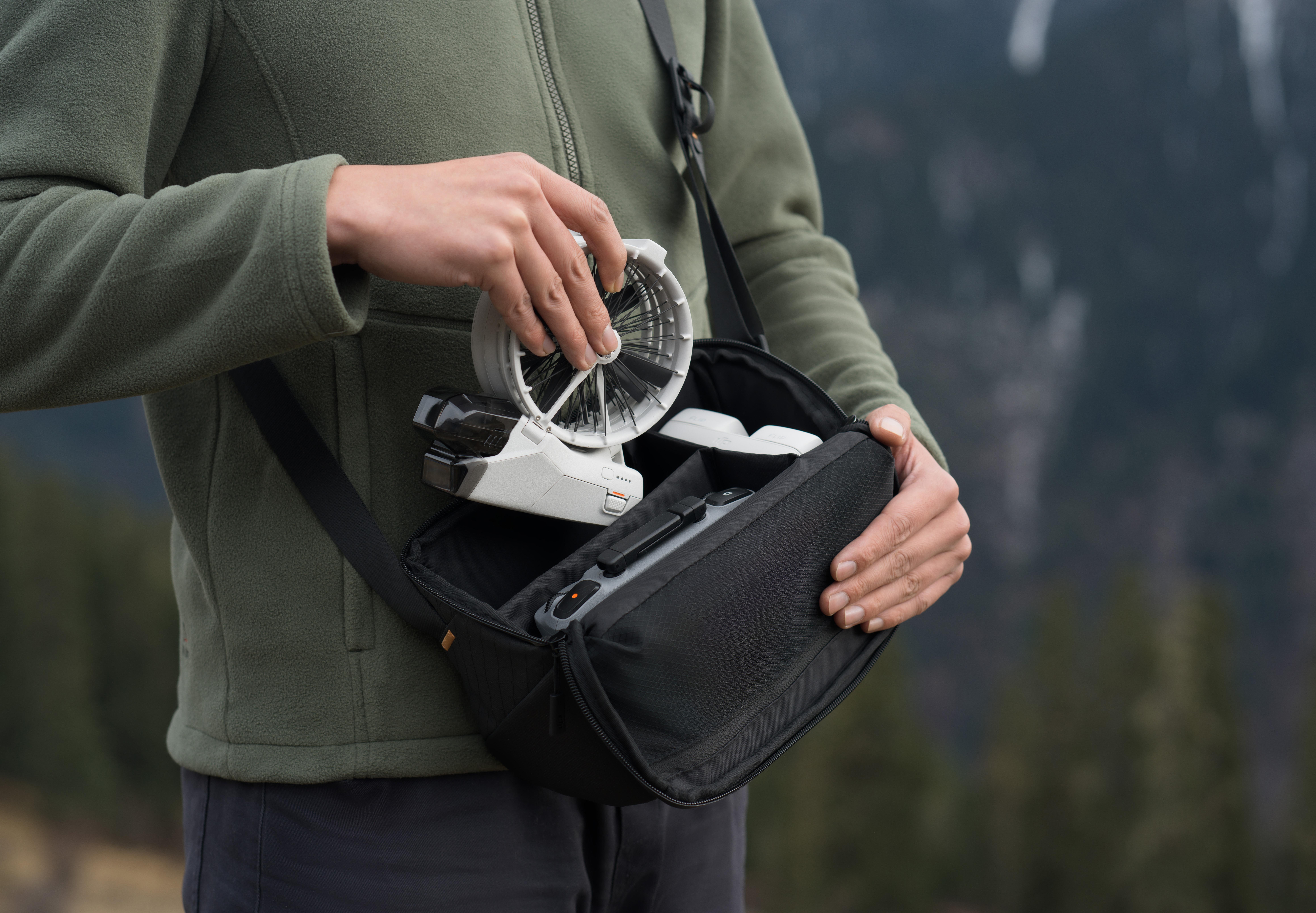 DJI Flip摺後可輕鬆放入袋中。