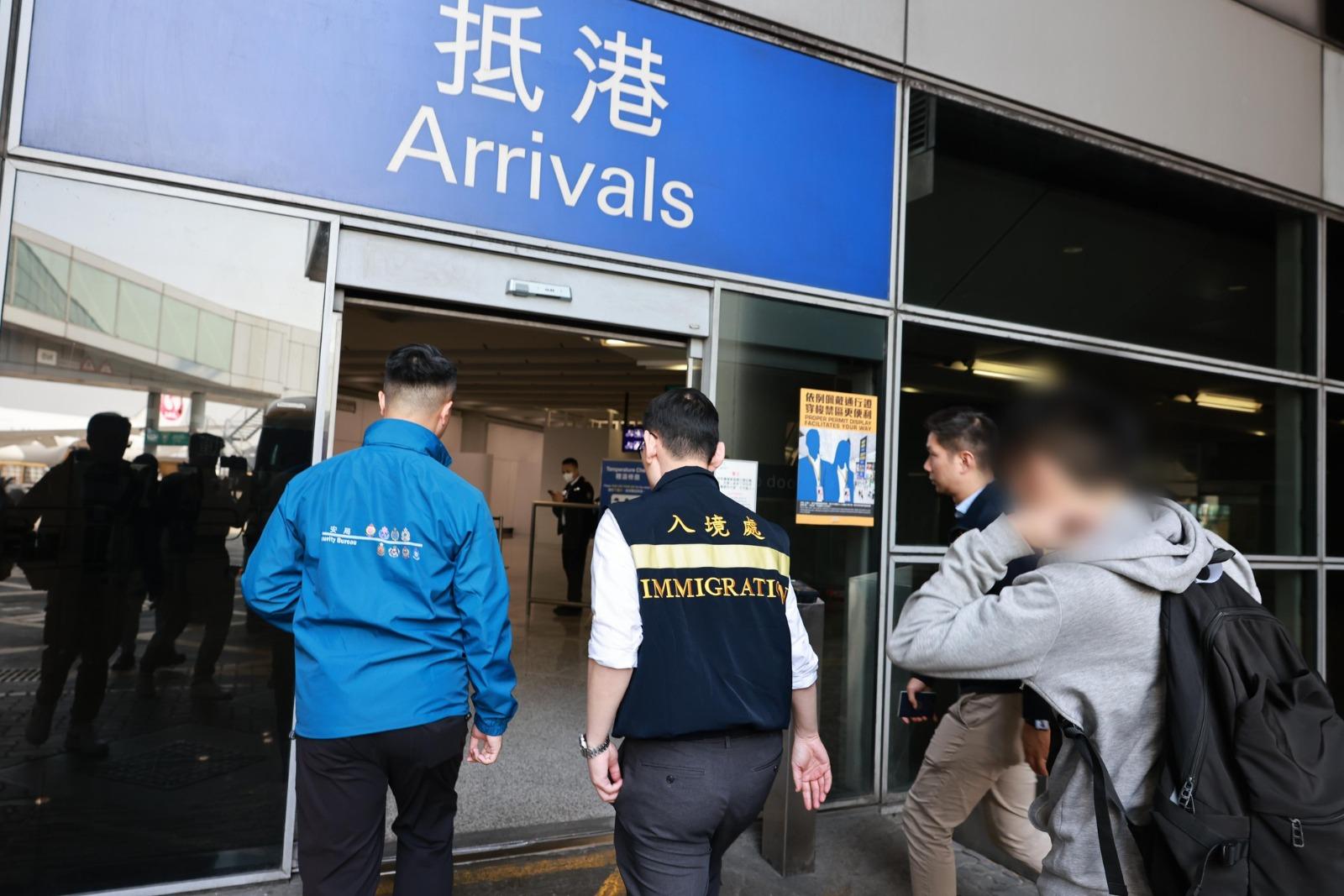 緬甸詐騙園區|其中一位被禁錮港人搭乘航班返港,由保安局、警隊及入境處的人員在機場接回。(保安局fb)