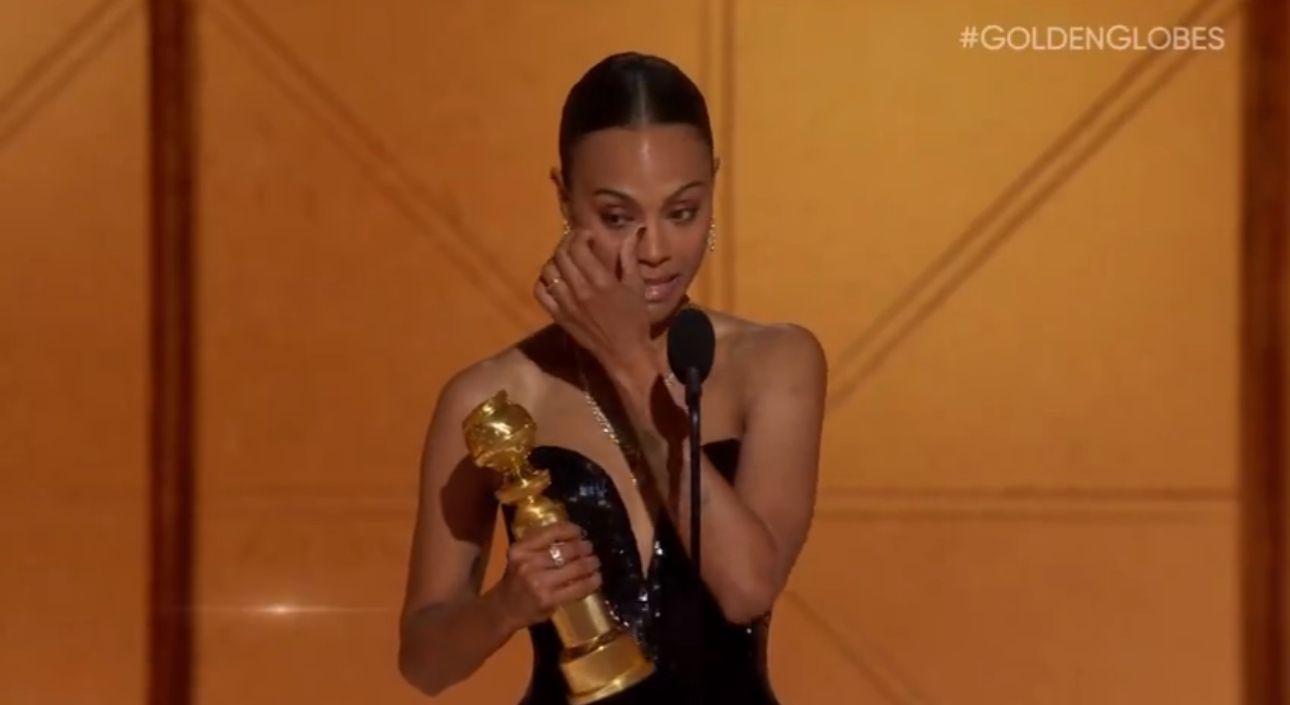 素兒莎丹娜上台拿下本屆金球獎電影最佳女配角時感動落淚。