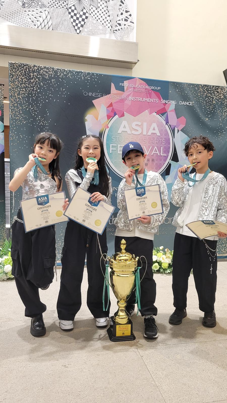 「包包」徐心怡、Mila、Karlos及Payton奪團體舞中童組冠軍。
