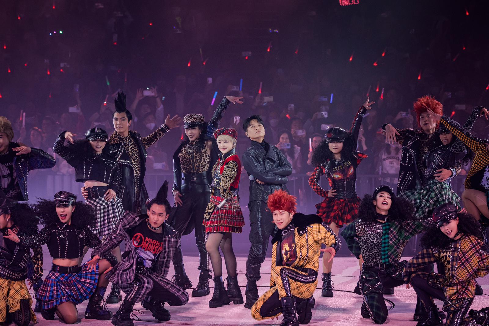 陳慧嫻high到跳甩打底褲。