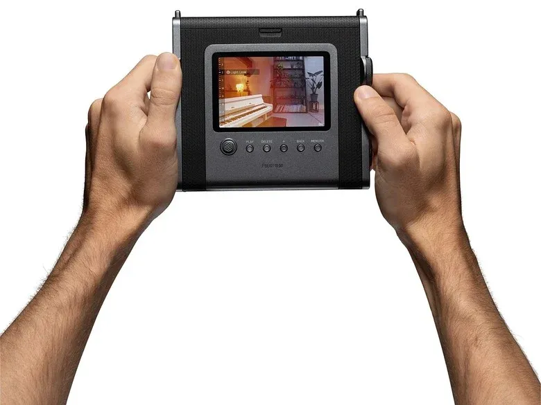 這款相機採用 99 x 62mm 的寬幅相紙,搭載 1/3 吋 1600 萬像素感光元件和等效 16mm f/2.4 鏡頭,最近對焦距離為 10cm。