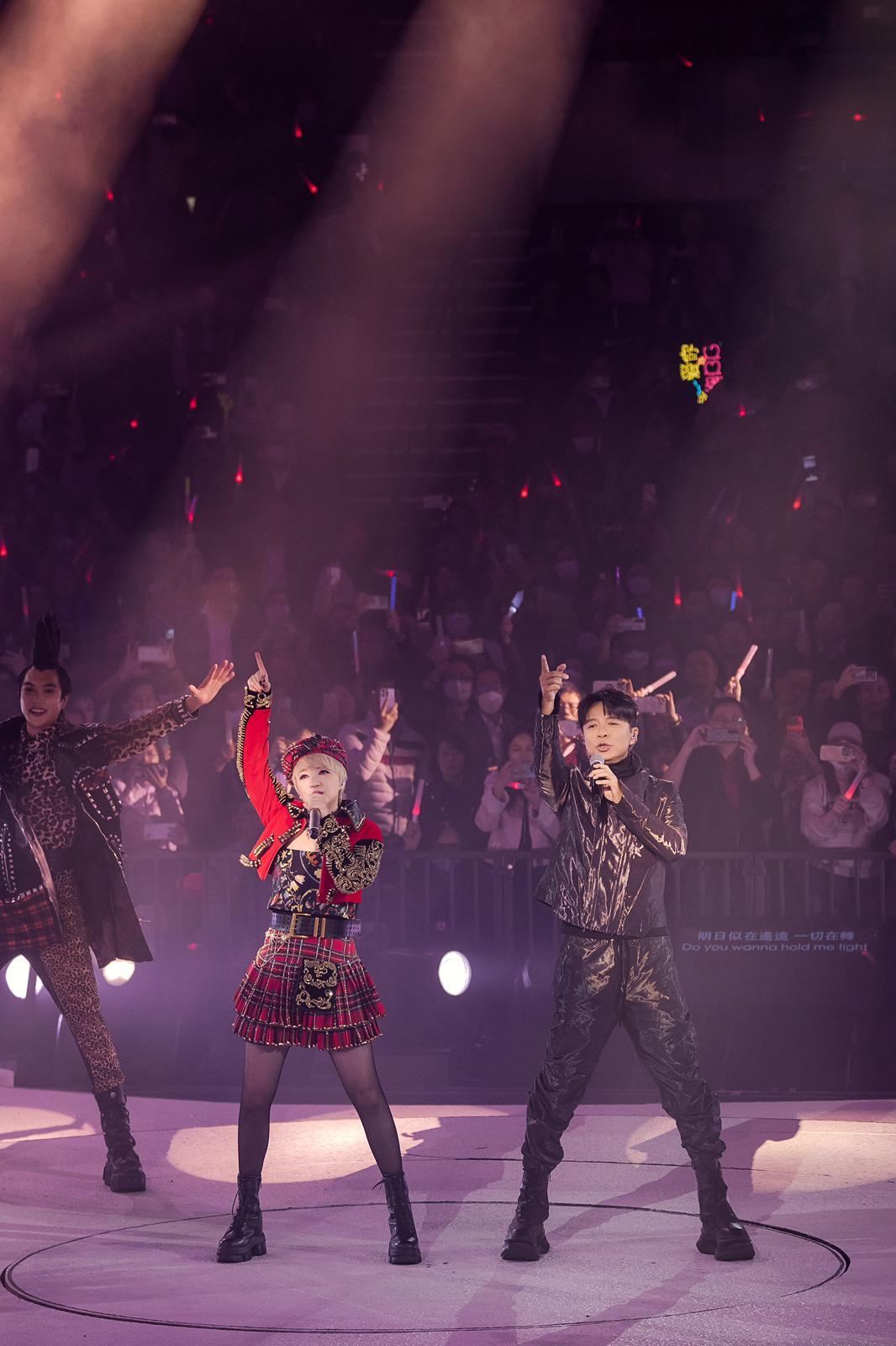 慧嫻與克勤合唱《跳舞街》。