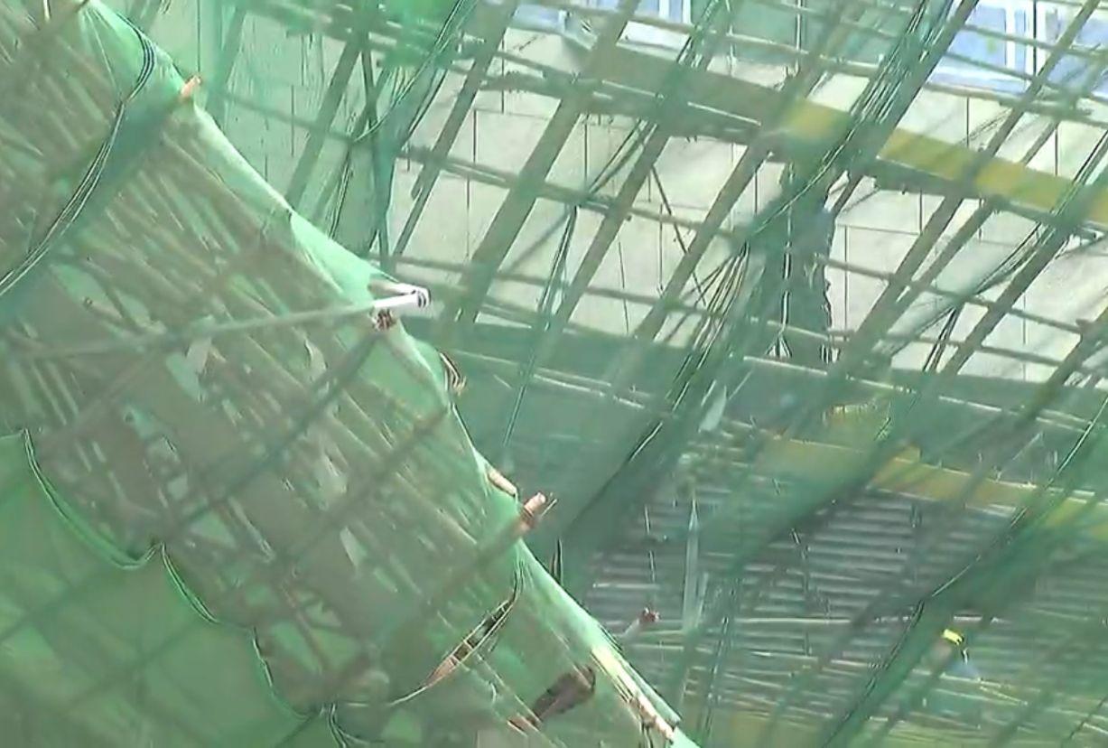 啟德一個地盤有棚架倒塌,消防員在棚架拯救工人。(無綫電視新聞截圖)