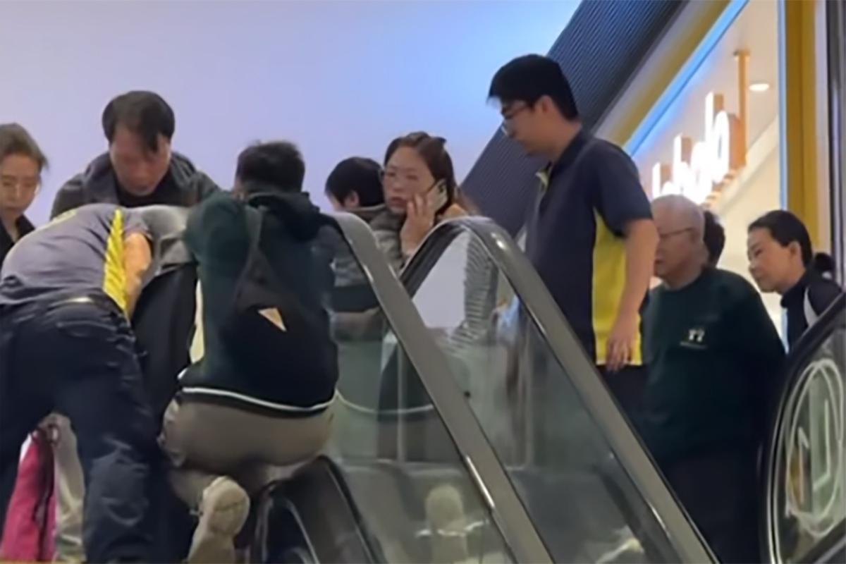 將軍澳有幼童在商場使用扶手電梯時發生意外。(網民Tiger Zi Lau Fai影片截圖@FB群組「將軍澳主場」)