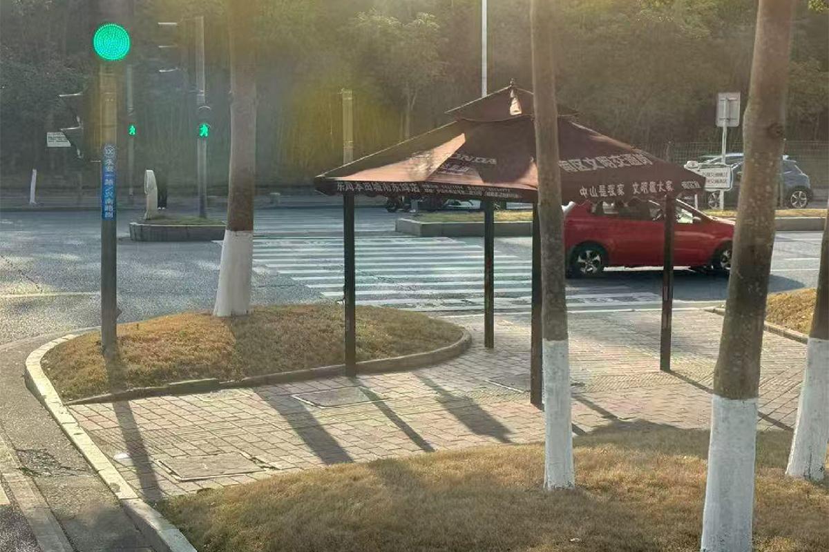 方國珊建議在行人過路邊增設的「四角防雨棚」參考圖片。(區議會文件圖片)