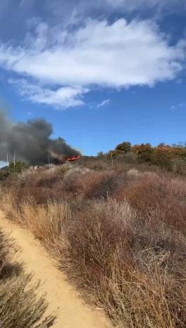 青年拍到遠處山脊有火焰在燃燒。(互聯網)