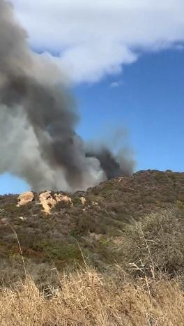 山上遠處冒出濃煙。(互聯網)