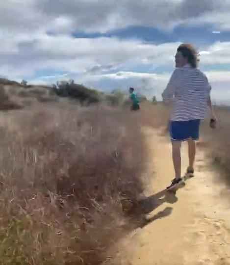 青年逃跑,回頭看看火勢。(互聯網)