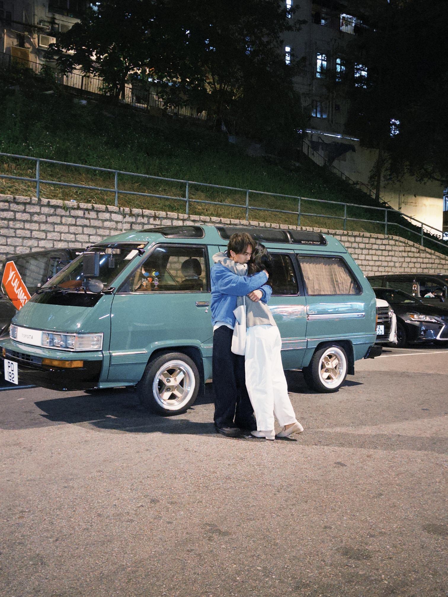 ToNick主演恆仔在新歌《我的活法》MV中,與女主角演情侶,非常sweet。