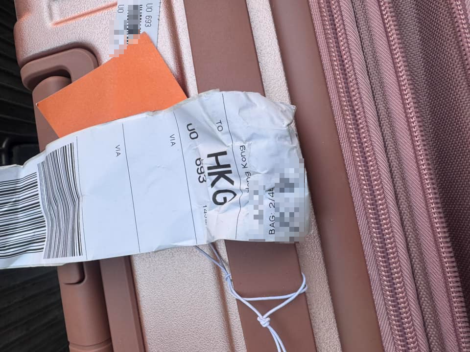 大埔空地出現13個行李箱驚傳異味,全來自香港快運東京抵港航班(大埔Tai Po Facebook圖片)