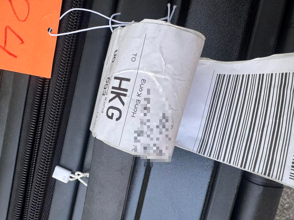 大埔空地出現13個行李箱驚傳異味,全來自香港快運東京抵港航班(大埔Tai Po Facebook圖片)