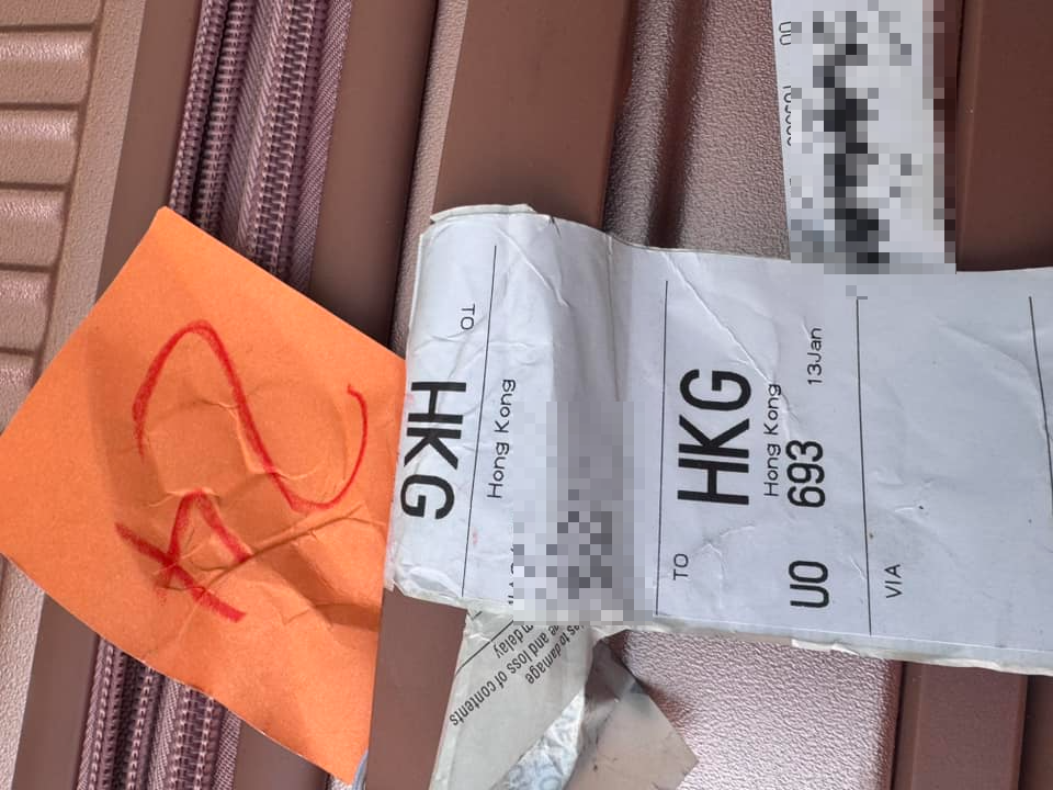 大埔空地出現13個行李箱驚傳異味,全來自香港快運東京抵港航班(大埔Tai Po Facebook圖片)