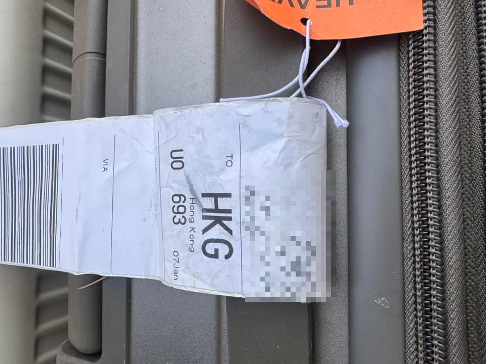 大埔空地出現13個行李箱驚傳異味,全來自香港快運東京抵港航班(大埔Tai Po Facebook圖片)